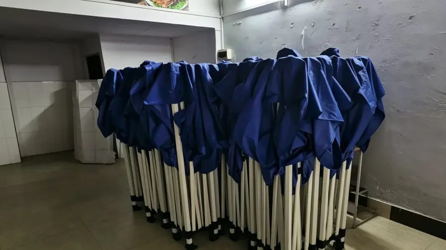 折叠广告伞的轻便是个坑？我们琢磨了三十年，才把轻和牢拧到一块儿