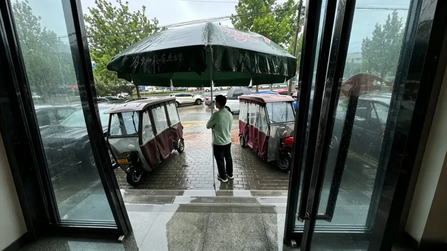 多功能广告伞成新宠，兼具遮阳挡雨与品牌宣传双重价值