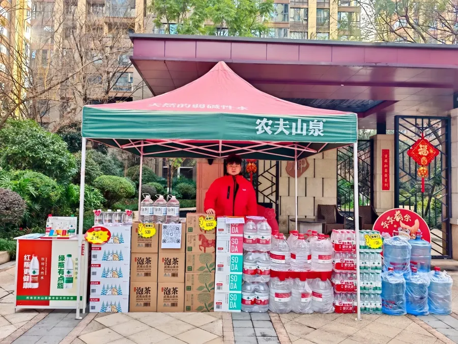 某饮用水品牌批量广告帐篷翻新记：红得正、撑得住，才是零售批发的脸面