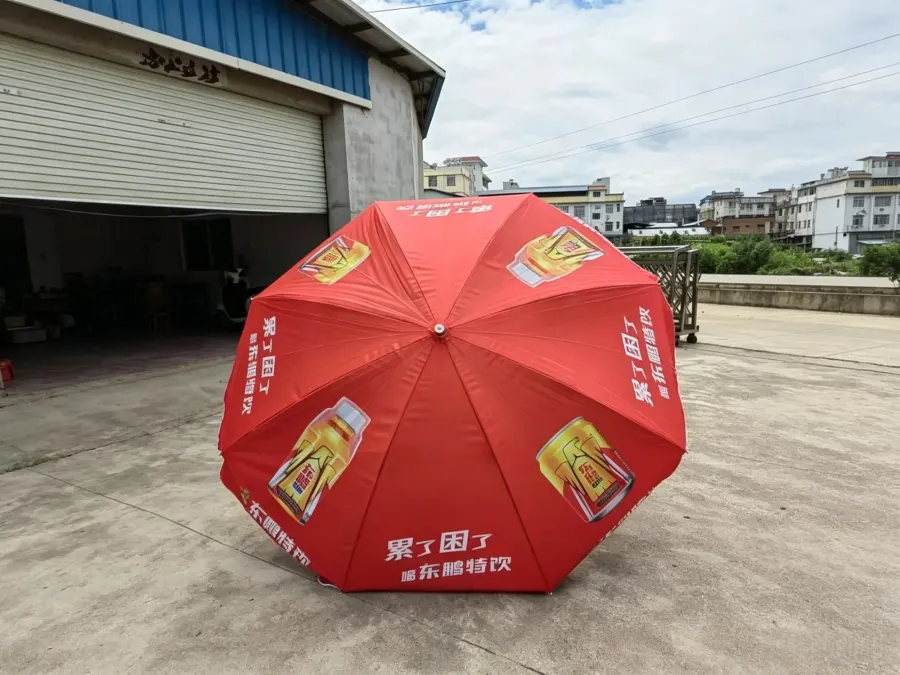 某功能饮料品牌定制广告太阳伞：批量遮阳伞铺进三镇餐饮店，老李说“这把伞能扛三个夏天”