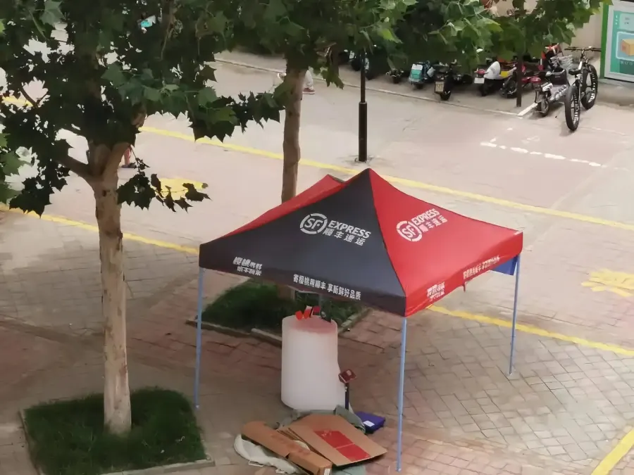 某物流企业定制广告伞与广告帐篷案例：黑红双色撑起物流人的一片天