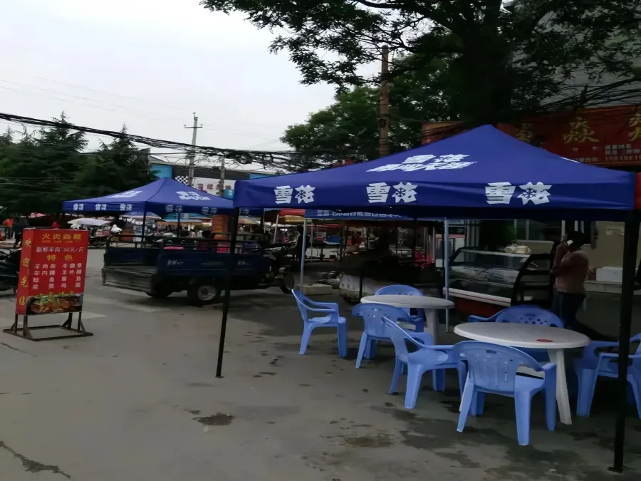 某啤酒品牌商户定制广告帐篷：让夜市大排档一眼就认准的那个蓝色